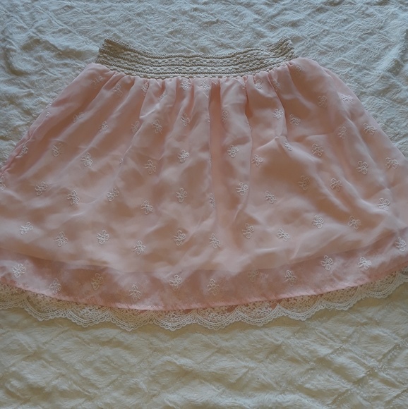 pink skirt with lace and beautiful details! - Picture 2 of 8